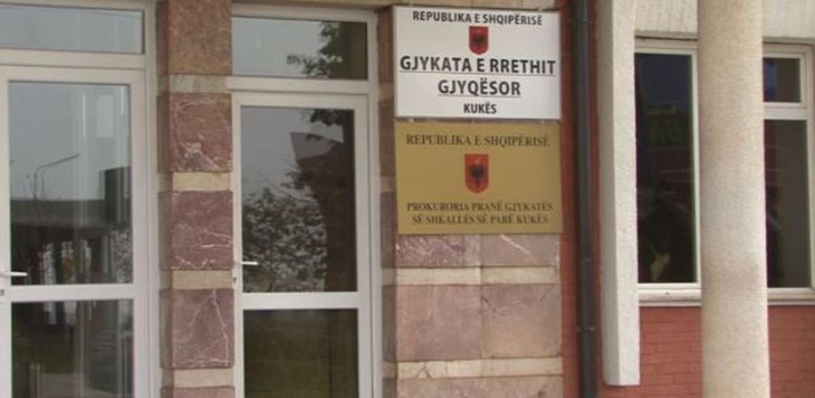 Gjykata e Kukësit ‘pret’ 21-vjeçaren hasjane për vendimin/ Kreu aktin e rëndë ndaj çiftit të bashkëshortëve për…