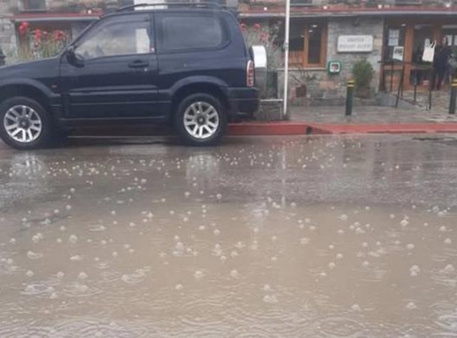 Greqi/ Stuhi dhe breshër në Kretë, përmbyten disa rrugë