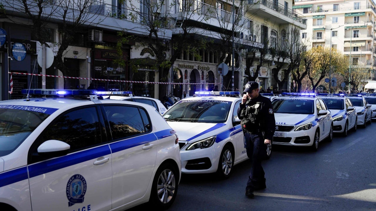 Greqi/ Zbulohen katër laboratorë të falsifikimit të pasaportave shqiptare e greke, 23 të arrestuar