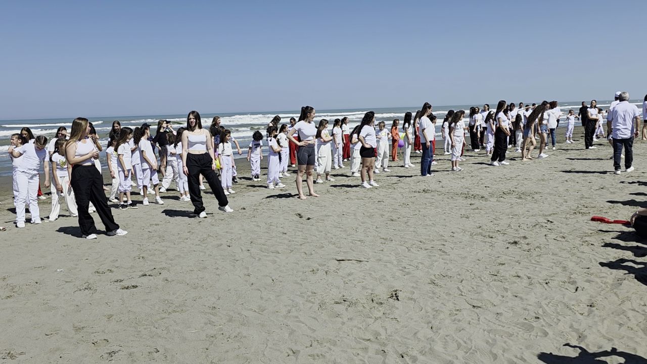 Hapet sezoni turistik në bregdetin e fierit, “Festa e Valëve” në Darëzezë mbledh dhjetëra pjesëmarrës