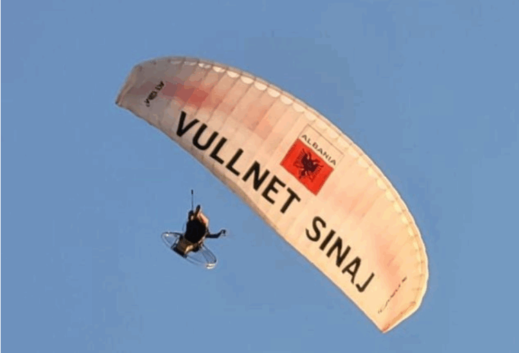 Himarë/ Aksidentohet parashutisti me banderolën elektorale të Vullnet Sinajt