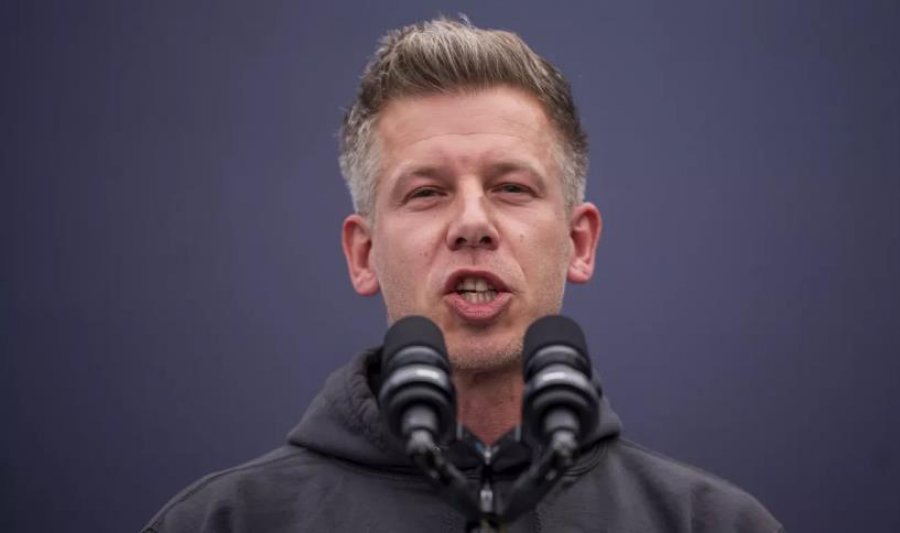 Hungaria kërkon përsëri t’i heqë imunitetin eurodeputetit kryesor të opozitës, Péter Magyar