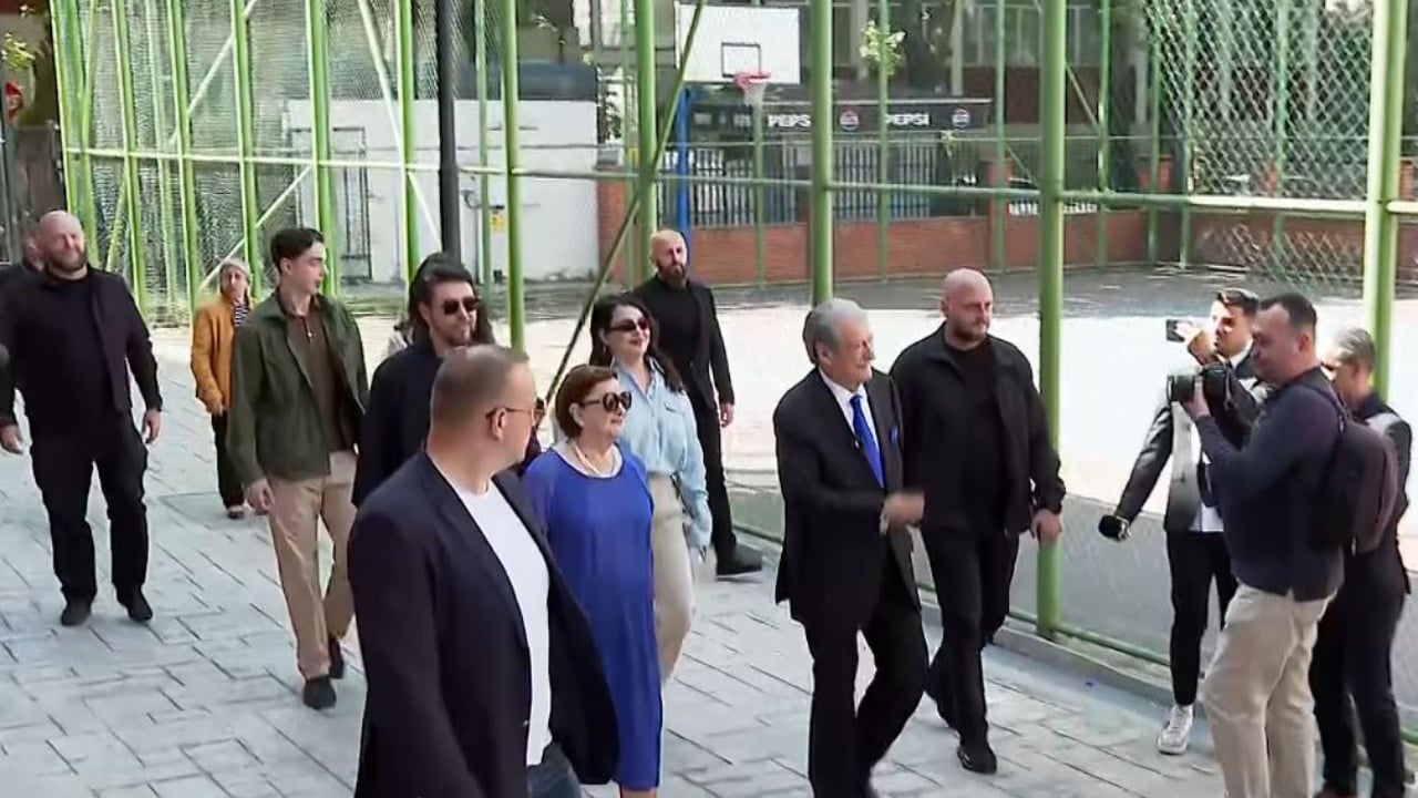 I shoqëruar nga familja e tij, Berisha voton në shkollën “Kosova” në Tiranë