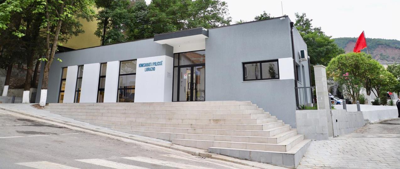 I vuri zjarrin një magazine me pajisje elektroshtëpiake, arrestohet i riu në Librazhd (Emri)