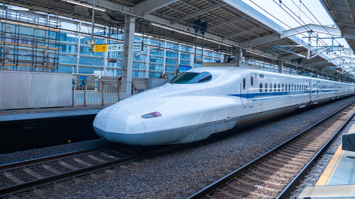 Incident i pazakontë në Japoni, gjarpri hyn në sistemin elektronik të trenave, ndërpritet qarkullimi për disa orë