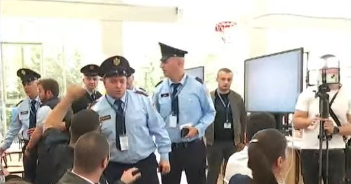 Incident në Tiranë/ Shpallen të pavlefshme fletët e votimit të “Mundësia”, përplasje me Policinë