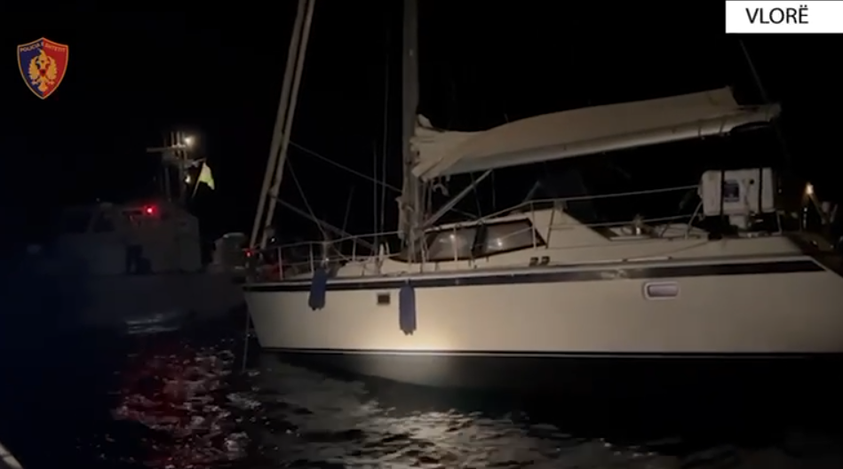 Ishin bllokuar në afërsi të Sazanit, policia e Vlorës u shkoin në ndihmë turistëve të huaj