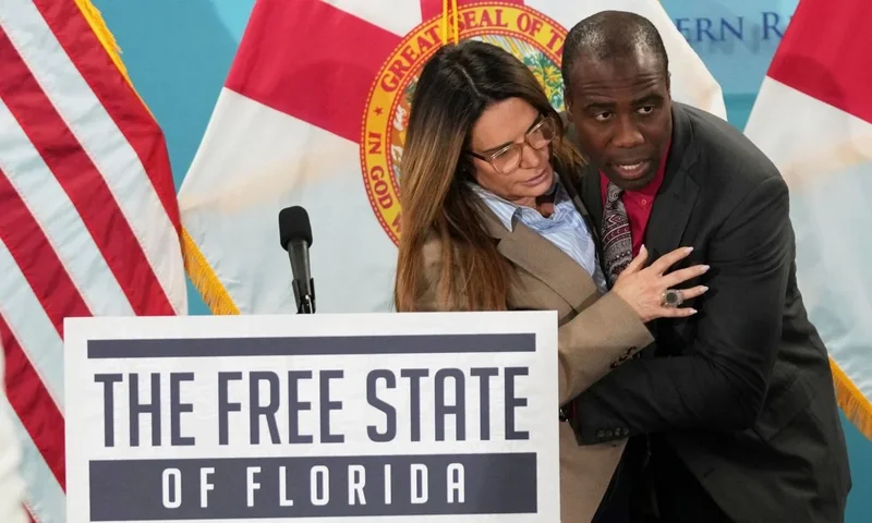 “Ishte momenti im…”/ Senatorja amerikane bie pa ndjenja gjatë konferencës (VIDEO)