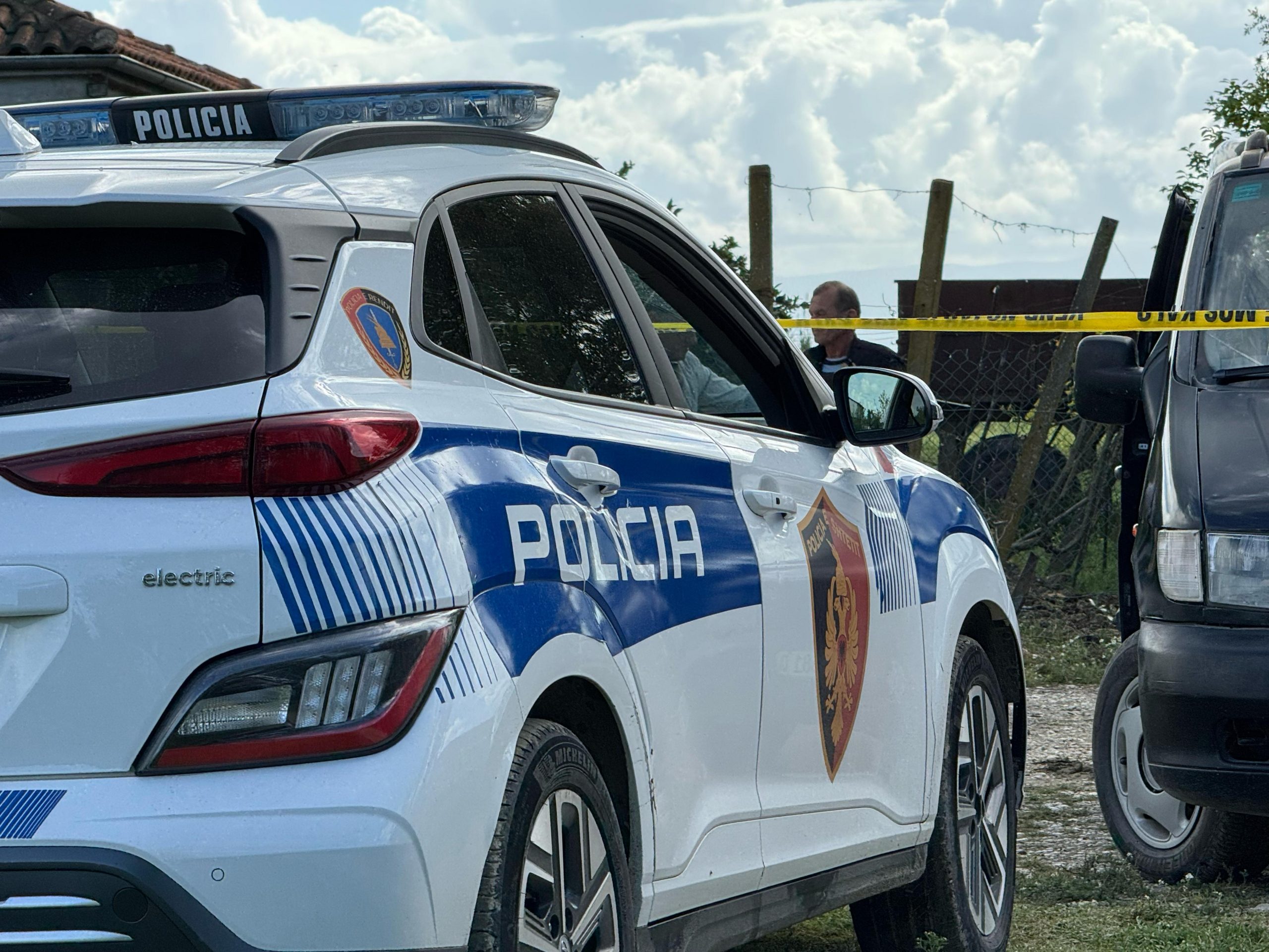 Iu gjetën armë zjarri afër banesës, policia arreston 64- vjeçarin