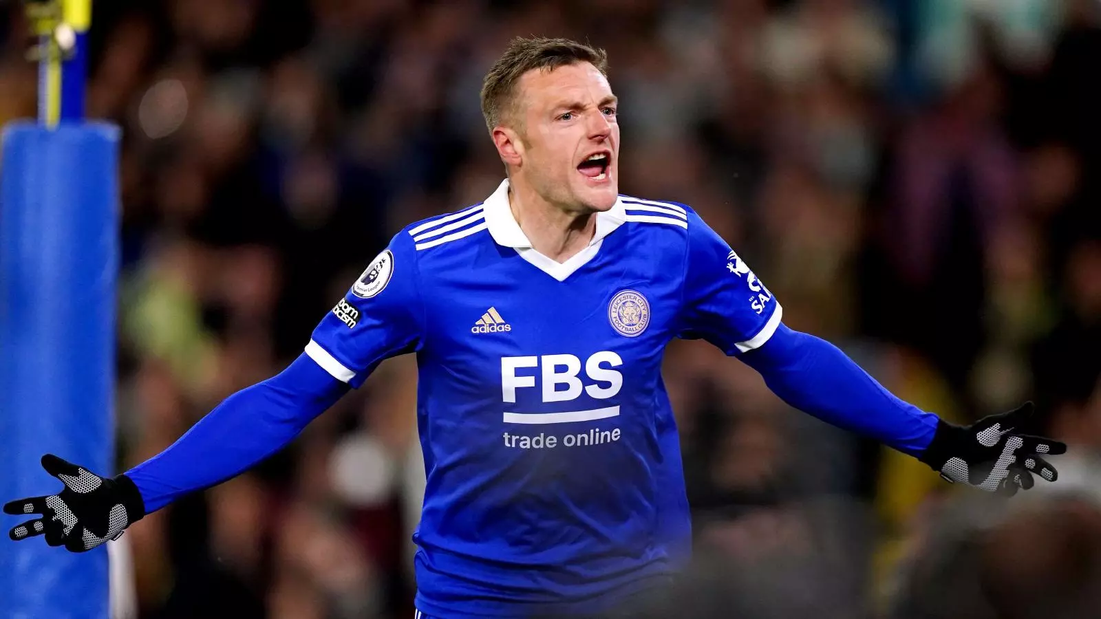 Jamie Vardy qëndron në Premier League, gati firma me skuadrën që triumfoi në FA Cup