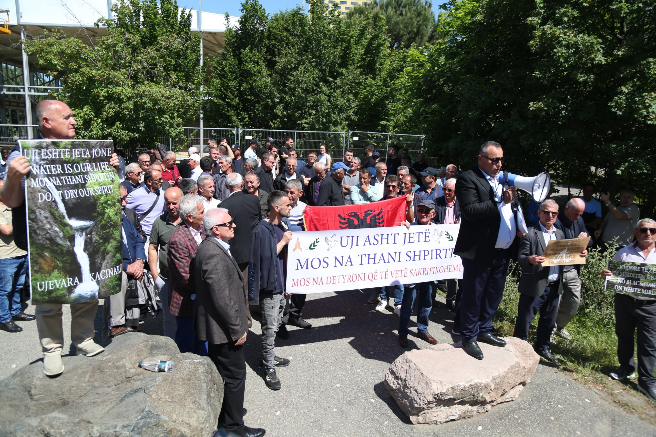 “Jo dorë e zënë në Mirditën e Bardhë”/ Banorët e fshatit Kaçinar mblidhen te ministria e Ballukut, protestë kundër…