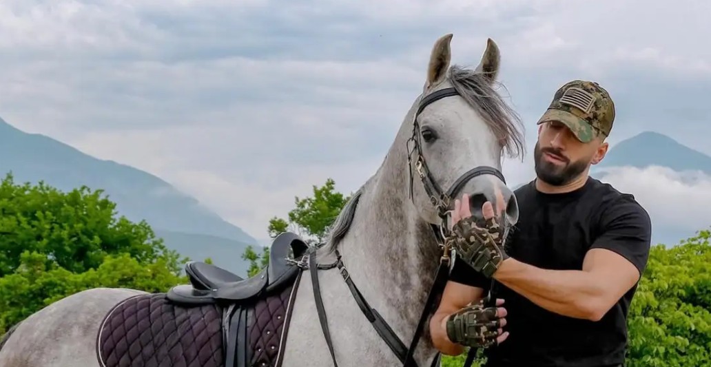 Jozi Marku “rikthehet” pas incidentit në BB: Një kalë, një mesazh dhe një reflektim