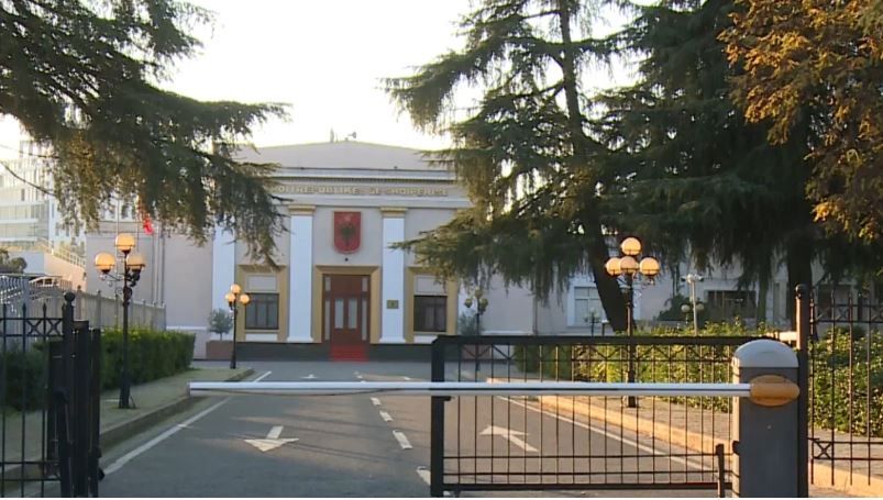 Juristët dhe ekonomistët “pushtojnë” Kuvendin, ja profesionet e 140 deputetëve