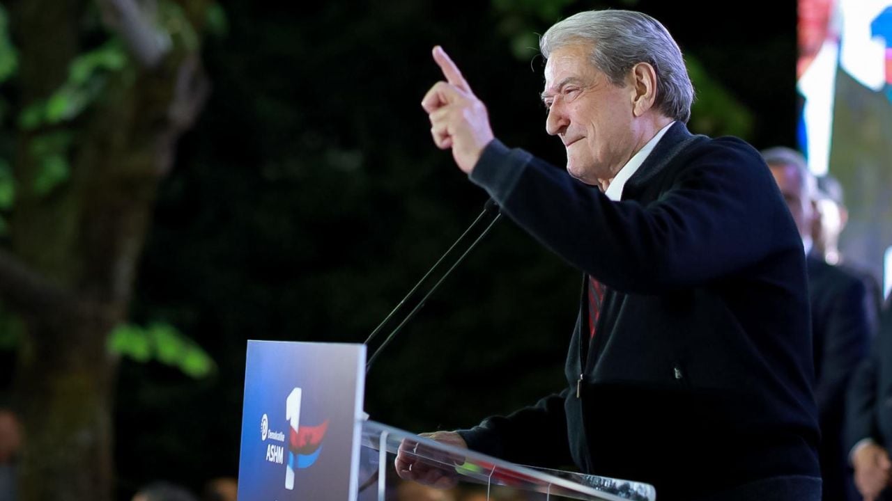 “Ka krijuar një racë qeveritarësh që qëndrojnë vite dritë larg qytetarëve”, Berisha nga Dibra: Kalon nga sheshi në shesh me humor banal dhe teza bajate