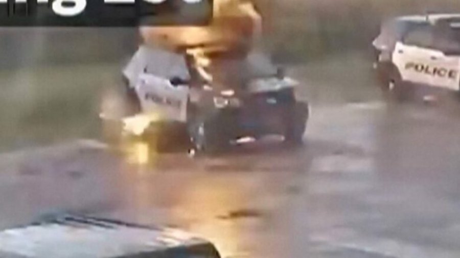 Kamerat e sigurisë regjistrojnë momentin kur rrufeja godet veturën e policisë në Oklahoma