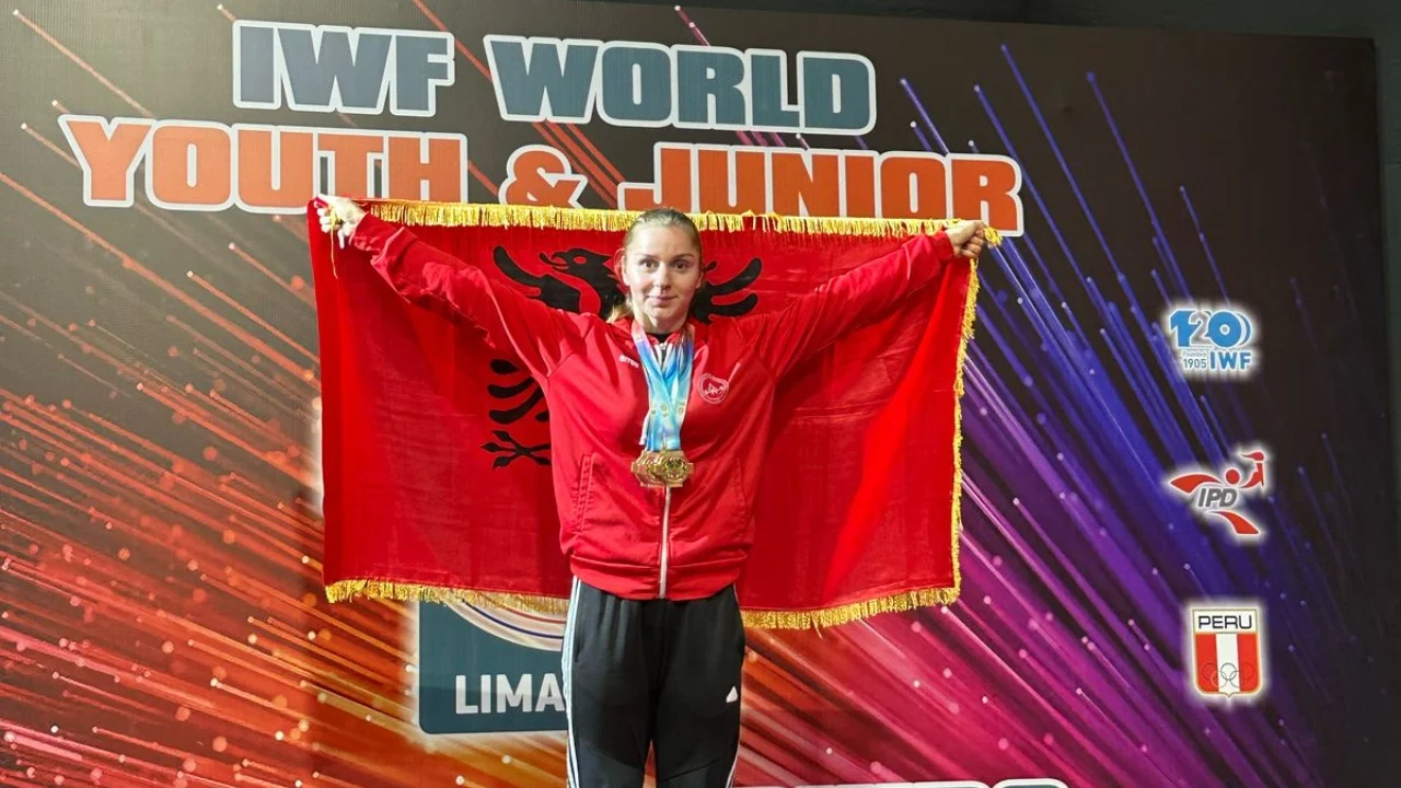 Kampione bote në peshëngritje/ Presidenti Bajram Begaj mesazh urimi: Krenar për arritjet e saj