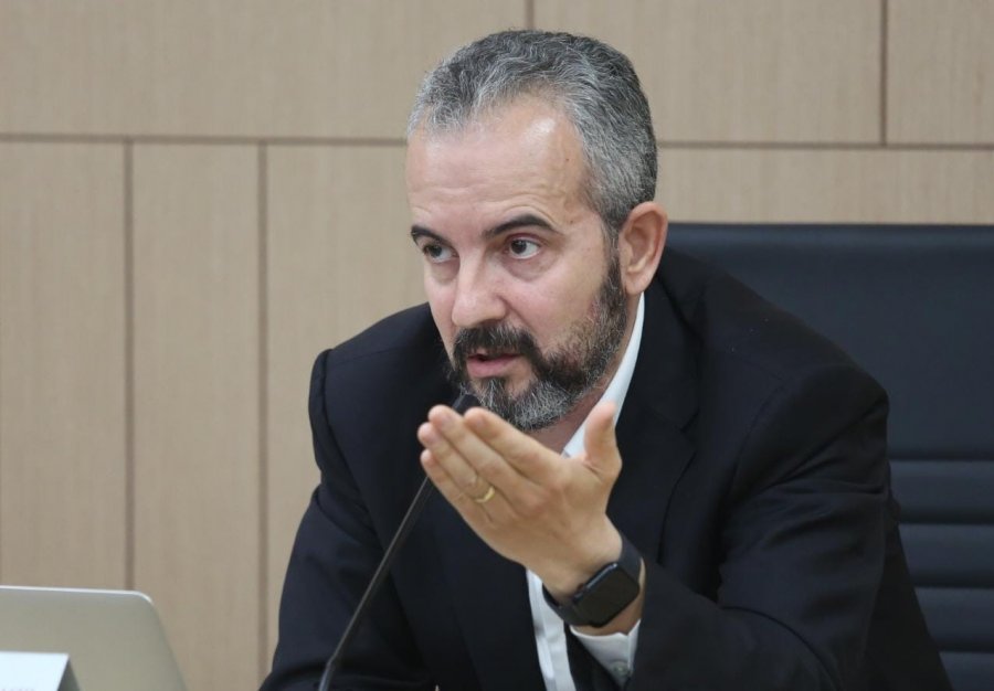 Kandidatë për deputetë kërkojnë të futen në qendra votimi, regon Celibashi: E paligjshme