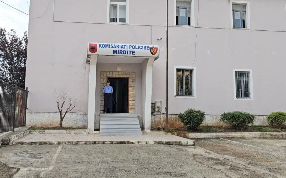 Kapën socialistët duke blerë vota, policia arreston bashkëshortin e kandidates së PD!