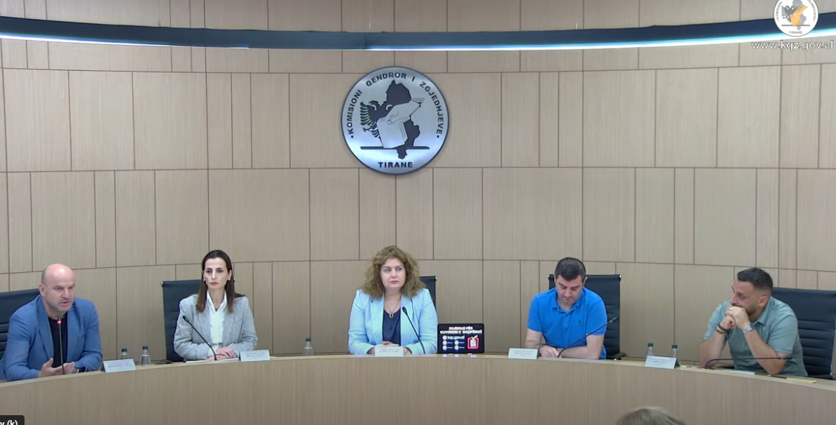 Kërkesa për shtyrjen e orarit të votimit në Vlorë, dështon mbledhja e Komisionit Rregullator