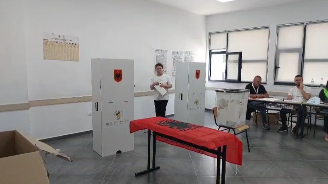 Kërkesa për shtyrjen e orarit të votimit në Vlorë për shkak të Giro d’Italias, dështon mbledhja e Komisionit Rregullator