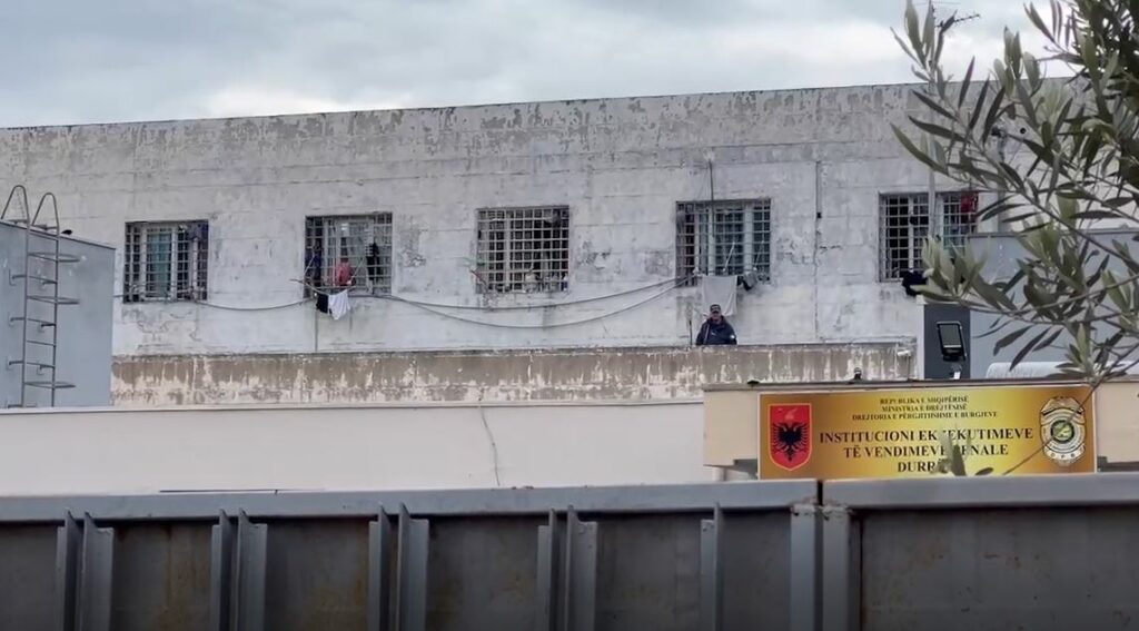 Kontroll i befasishëm në IEVP Durrës, sekuestrohen 10 celularë