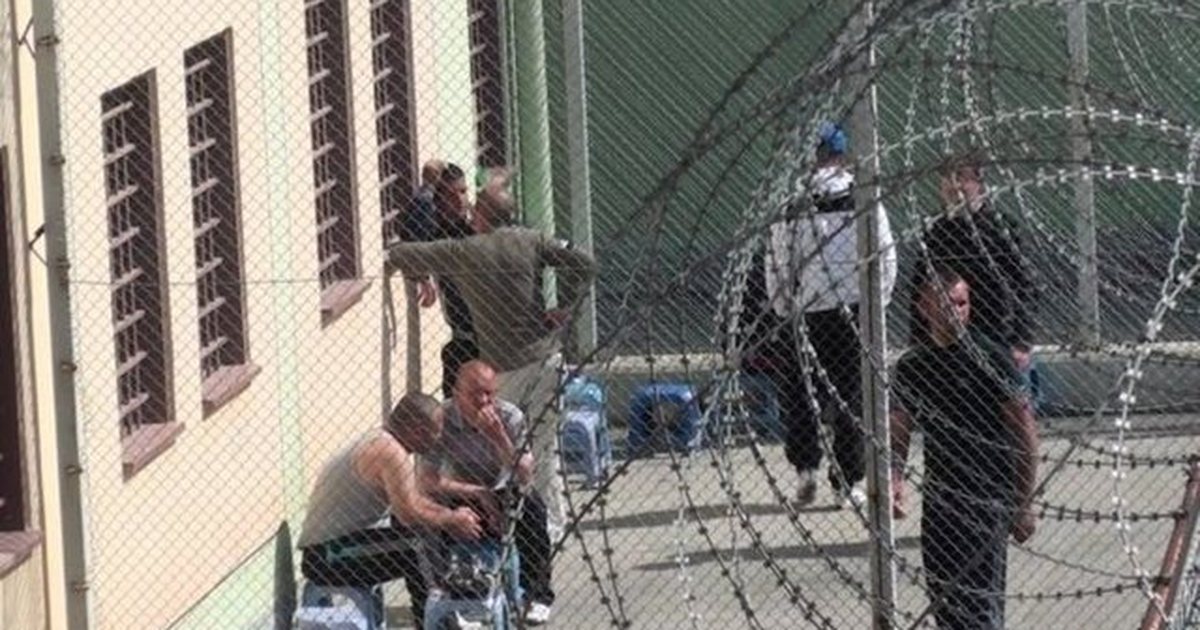 Kontrolle në burgun e Durrësit, kapen 10 celularë