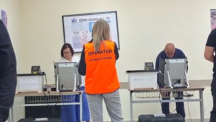 KQZ shqyrton pas pak kërkesën për shtyrjen e orarit të votimit në Vlorë, PD kundërshton