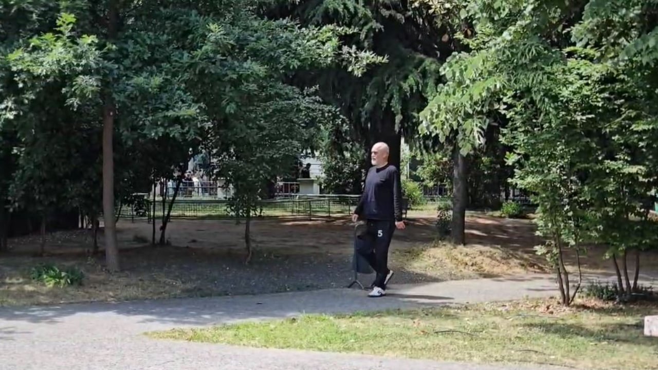 Kryesocialisti Edi Rama mbërrin në selinë e PS