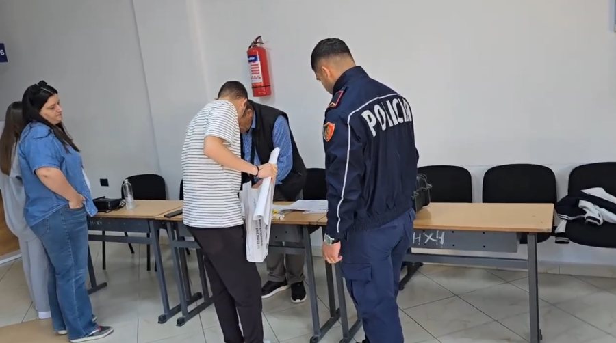 Kryetari i komisionit humb nënën, vonesë në hapjen e qendrës së votimit në Vlorë
