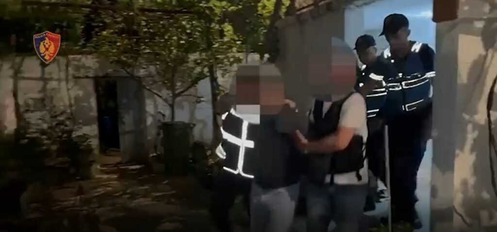 Kthen banesën në “depo armatimi”, zbulohen 11 pistoleta, 2000 fishekë, 2 antiplumba dhe një silenciator