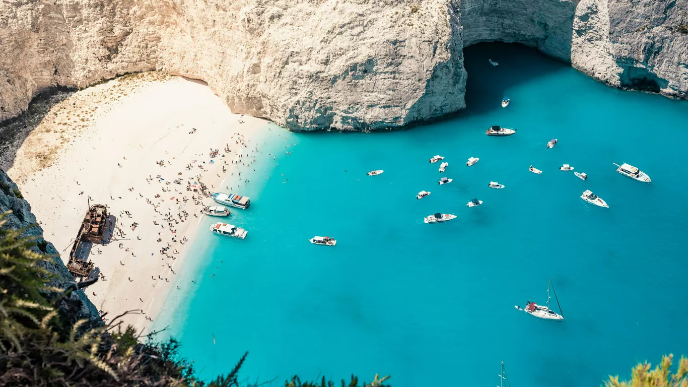 Ky është ishulli grek, destinacioni më i mbipopulluar turistik në Evropë
