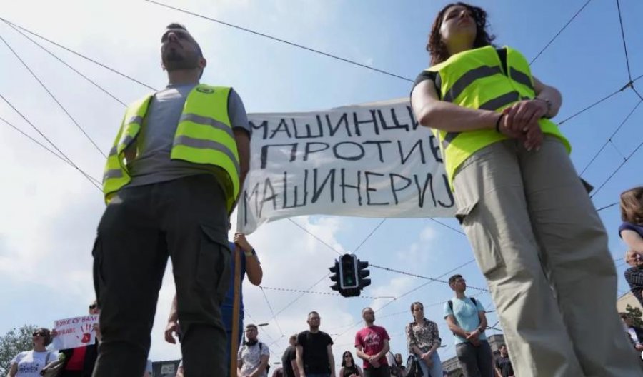 Lëvizja studentore në Serbi kërkon zgjedhje të parakohshme parlamentare, përplasjet politike intensifikohen