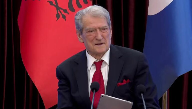 “Liderët janë më të pëlqyer se partitë?”, analisti: Berisha, lokomotivë që pengon trenin opozitar