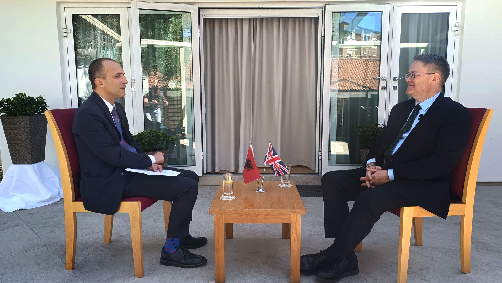 Londra mban nën vëzhgim politikën shqiptare, paralajmëron “non-grata” ndaj të korruptuarve dhe mbështet…