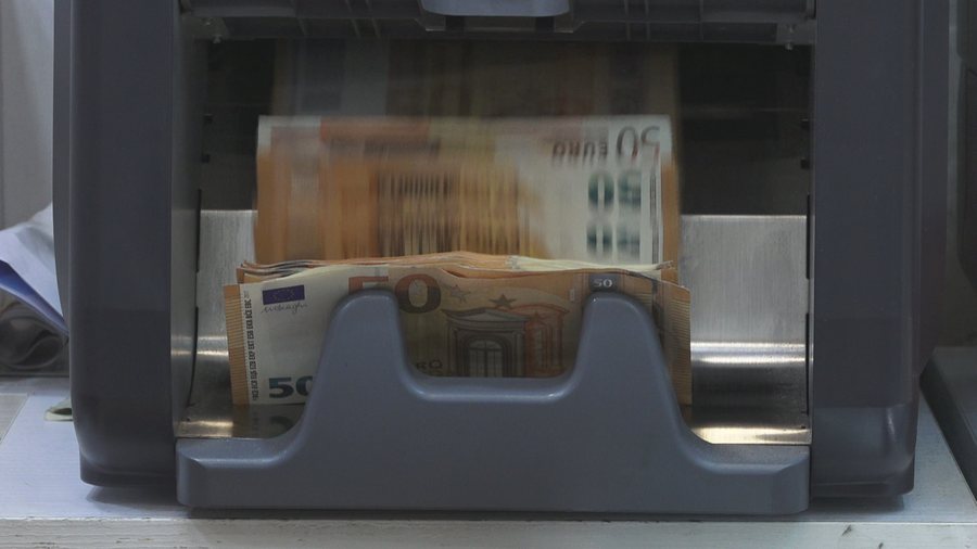 “Lumë” eurosh në Shqipëri, zgjedhjet dhe turistët po theksojnë tatëpjetën e valutës europiane