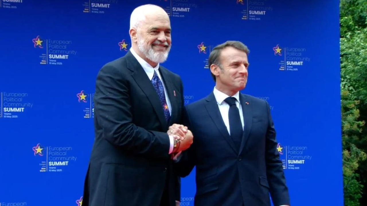 Macron mbërrin i fundit në Samitin e Tiranës, pritet me përqafime nga Rama