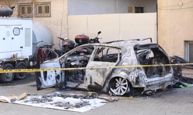 Makina merr flakë në ecje e sipër në Fier, shpëtojnë mrekullisht shoferi dhe pasagjeri