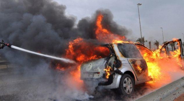 Makina merr flakë në ecje, shpëton mrekullisht shoferi