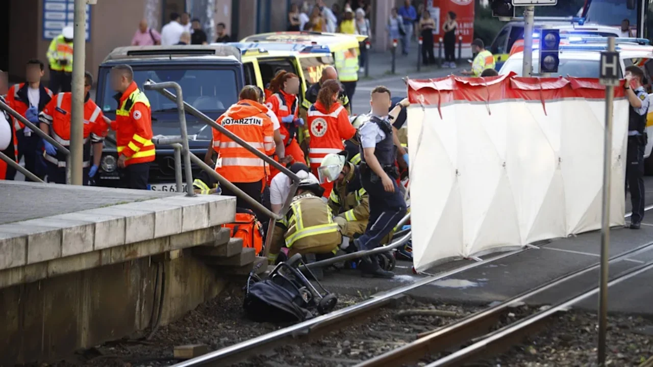Makina përplas disa kalimtarë në Stuttgart