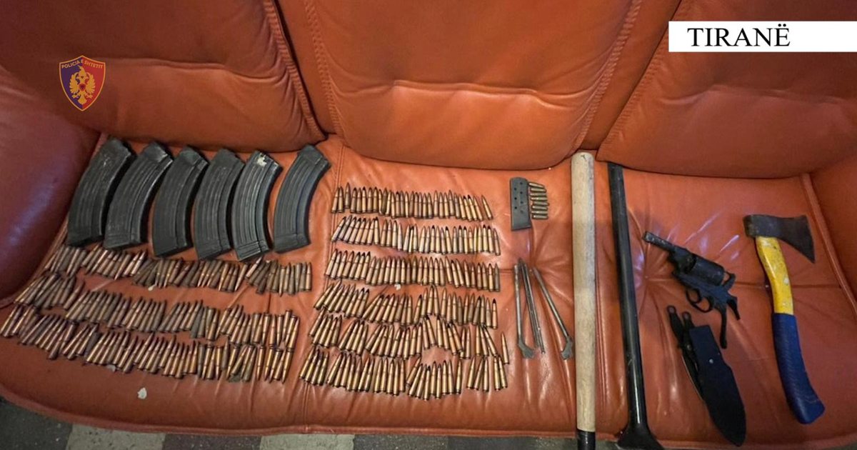 Mbante fishekë, armë të ftoha e uniforma policie në banesë, në pranga 64-vjeçari