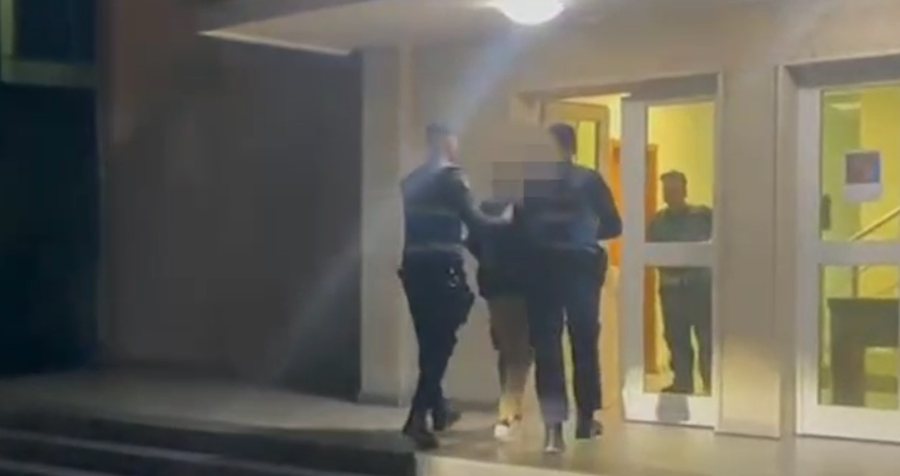 Mbante të mbyllur dhe dhunonte bashkëjetuesen italiane, arrestohet 27-vjeçari në Fier