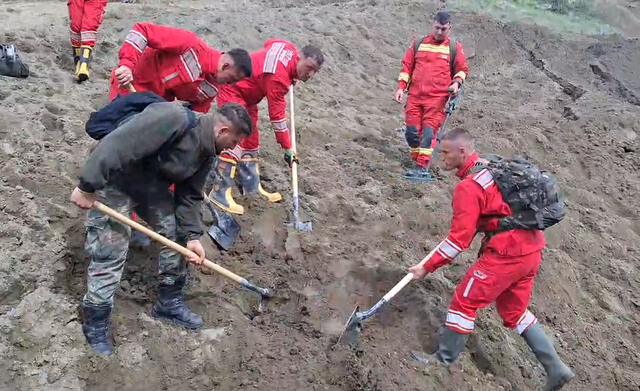 Mbi 700 vullnetarë dhe efektivë po kërkojnë 29-vjeçarin në Klos, masivi i dheut ka rrëshqitur rreth 6 km
