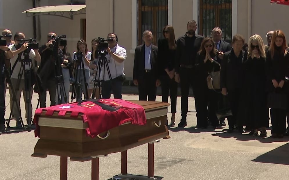 Me duartrokitje e trëndafila të bardhë, Artan Lame përcillet për në banesën e fundit