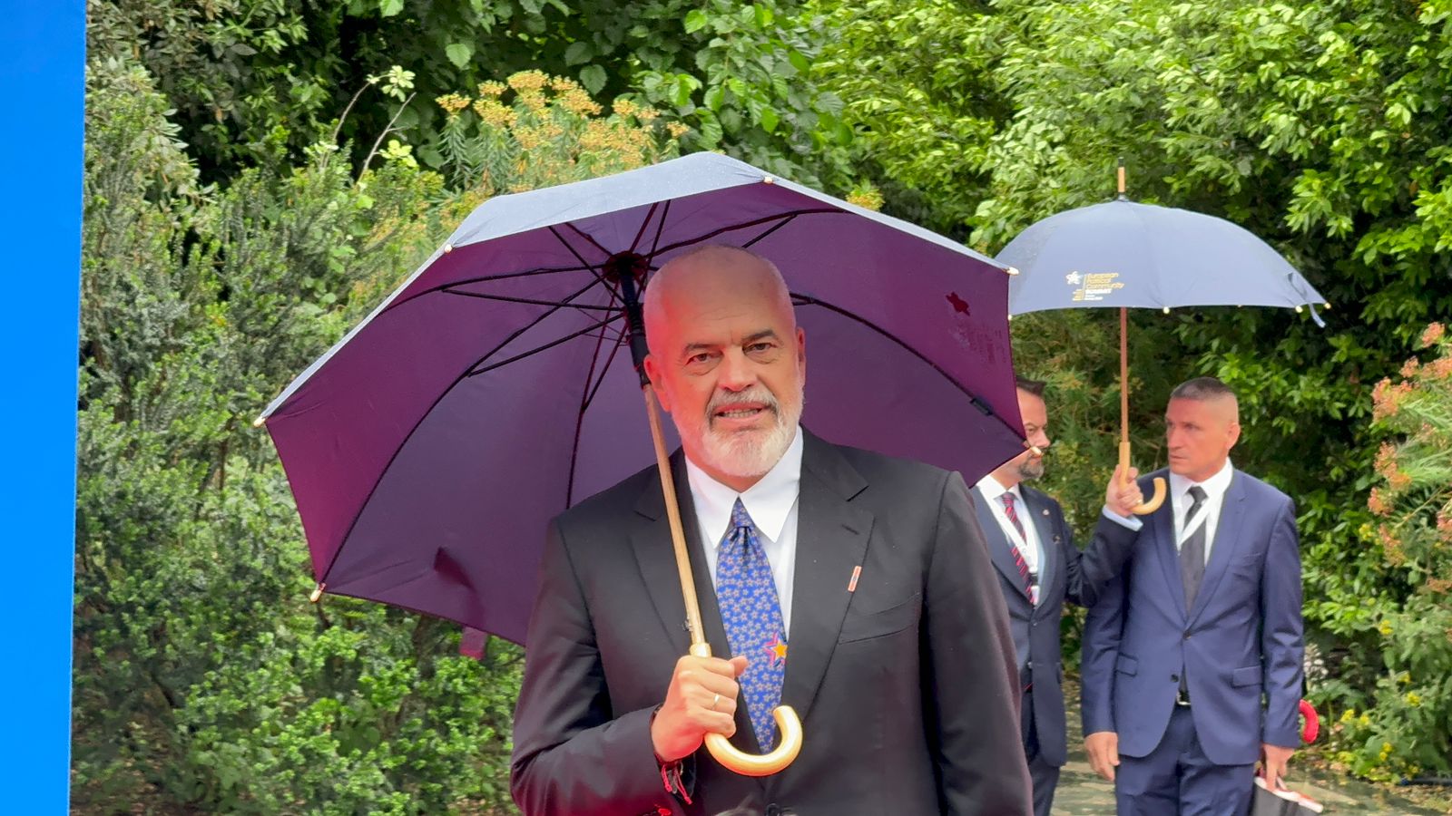 Me këngë dhe valle tradicionale, kryeministri Rama pret në shesh liderët pjesëmarrës në Samit