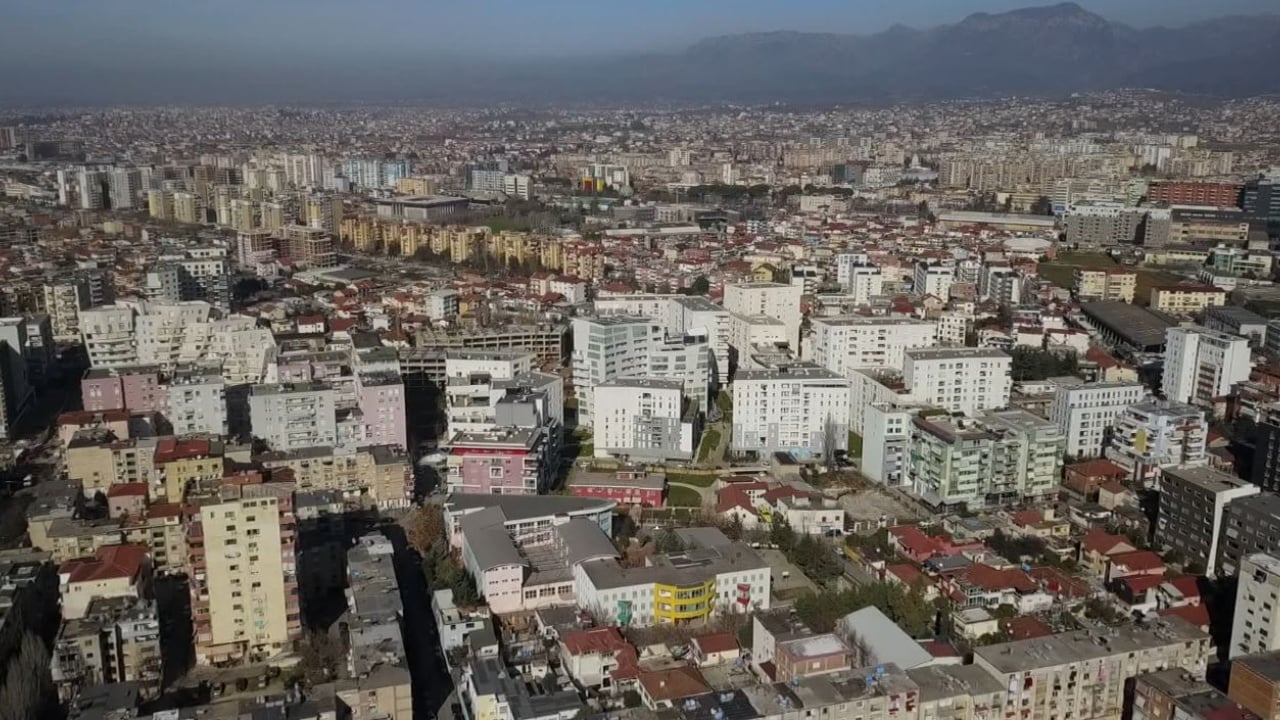 Më pak para, më shumë prona/ Shqiptarët më së shumti investojnë në pasuri të patundshme se sa në llogari bankare