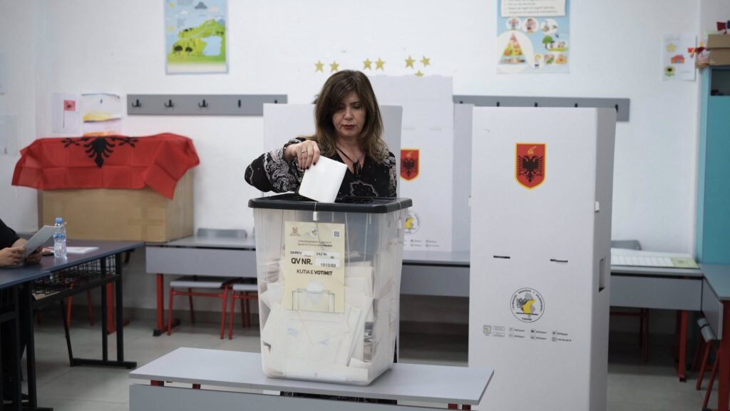 Më pak se dy orë nga mbyllja e votimit, çfarë tregon pjesëmarrja deri tani në Shqipëri