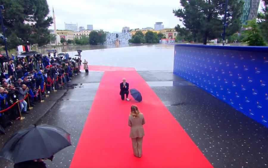 Meloni i “fut gërshërët” momentit kur Rama i gjunjëzohet në Tiranë