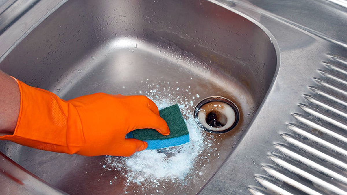 Mënyra e Duhur për Pastruar Thellësisht Lavamanin e Kuzhinës