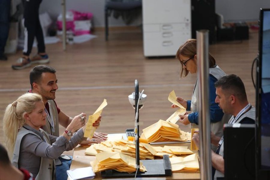 MESAZHET/ ‘Kemi 36 orë pa bukë’, numëruesit e PD ankohen, kandidati i Elbasanit: Po ju sjell byrekë…