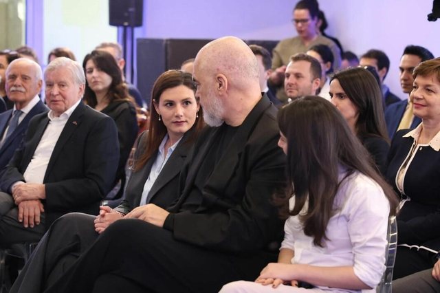 Ministrja e Ramës ‘shpëton’ më në fund nga memet: Tani fjalimet m’i përgatit ChatGPT